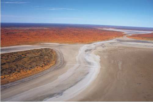 S9 Like most desert lakes, Lake Amadeus in central Australia is a vast salt pan. Photograph by Mike Smith.